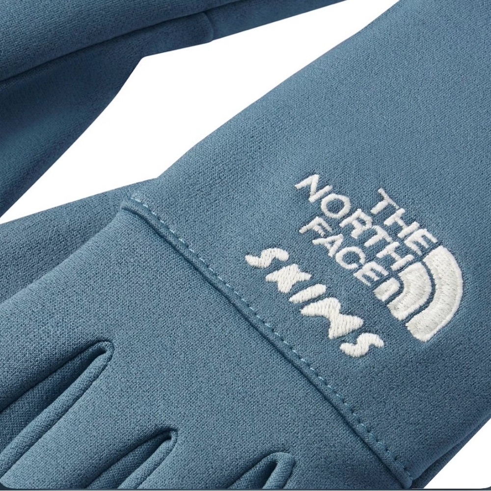 THE NORTH FACE X SKIMS Winter Gloves in Kyanite - Picture 3 of 3